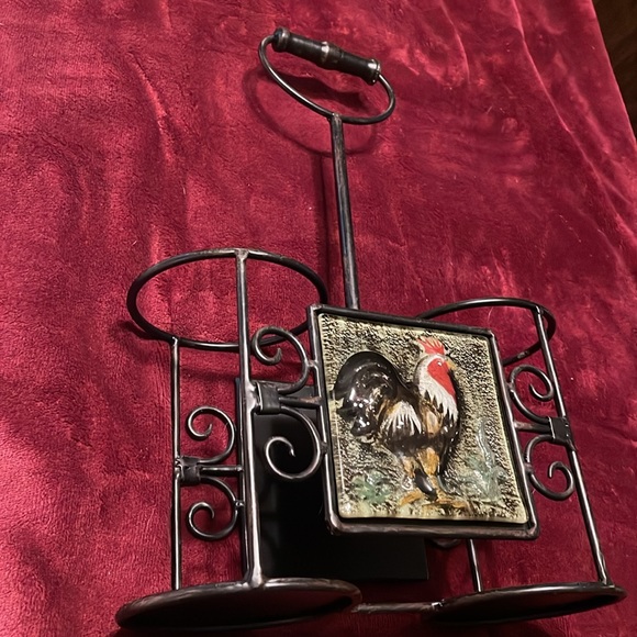 Metal double wine rack w/resin rooster tile, scrolled design & top handle - Picture 6 of 9